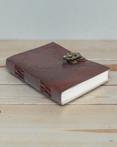 Kožený zápisník s mapou sveta a prešívaním (18x13 cm)