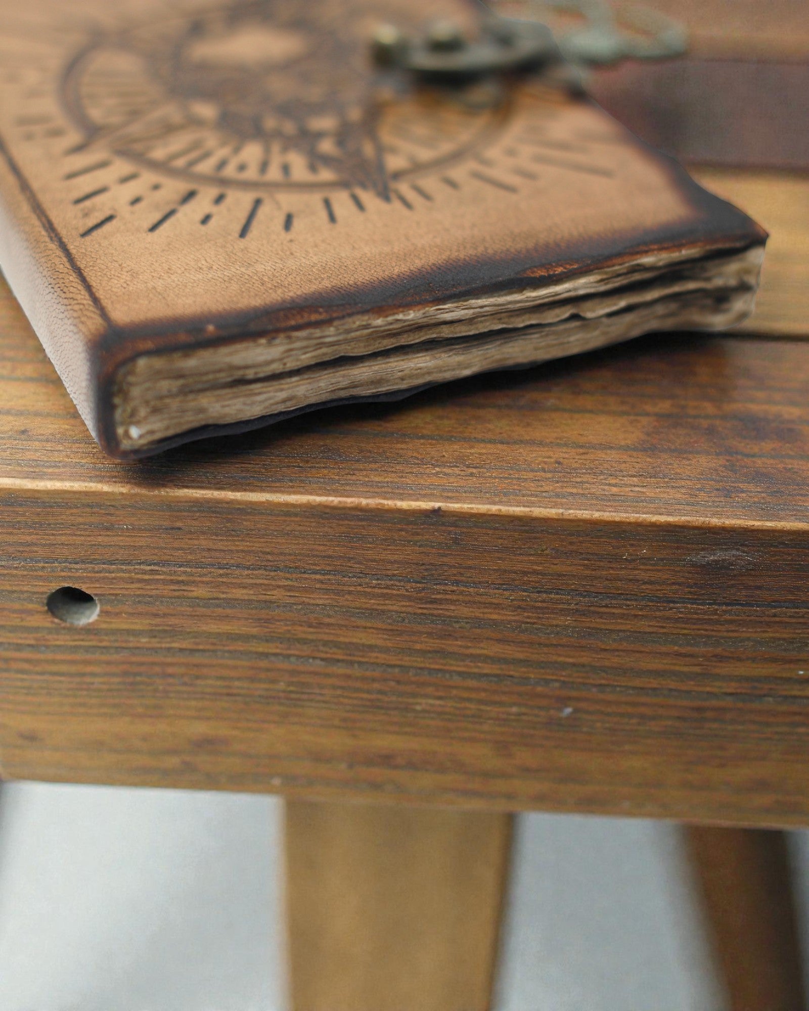 Noctis Sigil – Kožený zápisník: pentagram a lebka