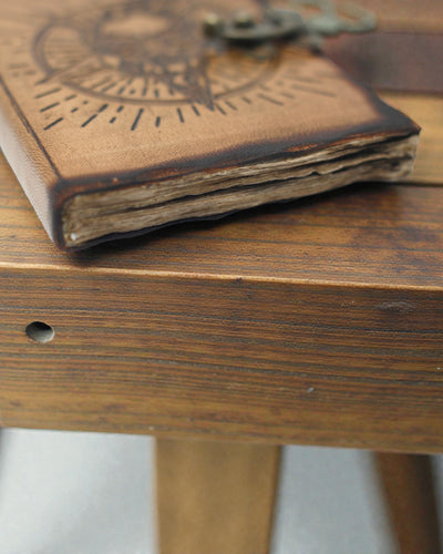 Noctis Sigil – Kožený zápisník: pentagram a lebka