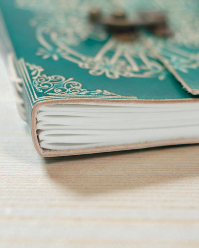 Turkusowy Skórzany Notatnik „Peace” z Zamkiem – Harmonia & Spokój (18 x 13 cm)