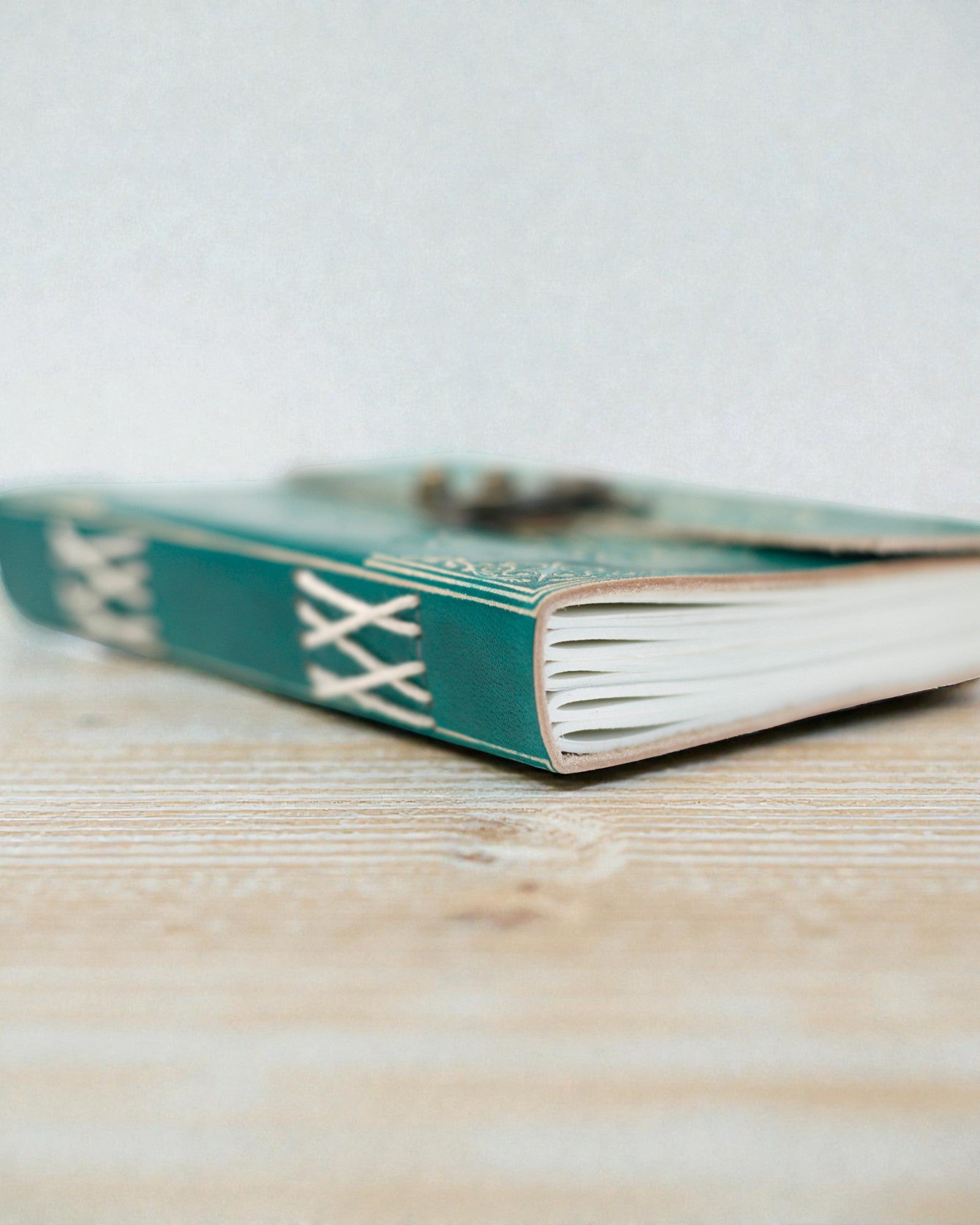 Turkusowy Skórzany Notatnik „Peace” z Zamkiem – Harmonia & Spokój (18 x 13 cm)