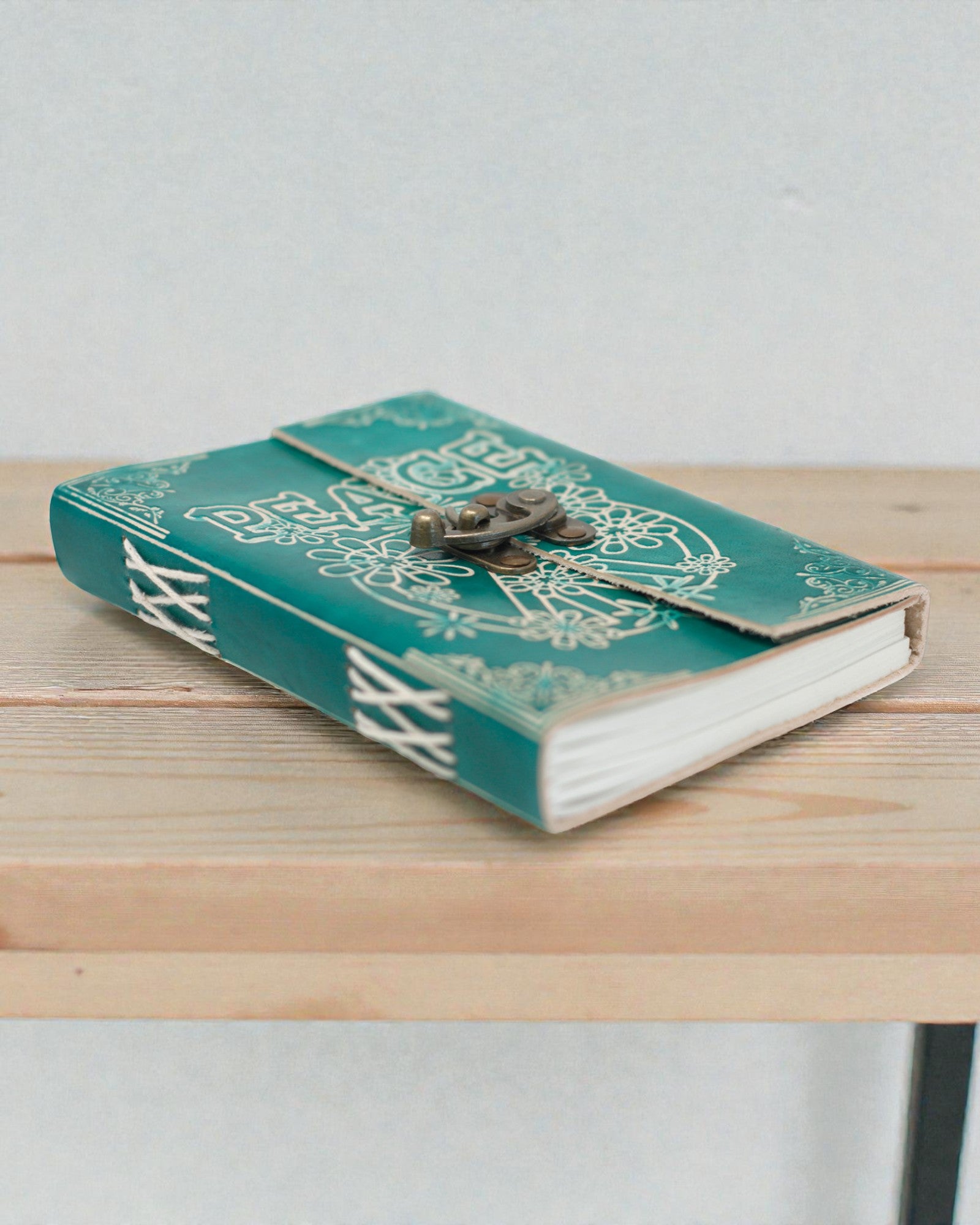 Turkusowy Skórzany Notatnik „Peace” z Zamkiem – Harmonia & Spokój (18 x 13 cm)