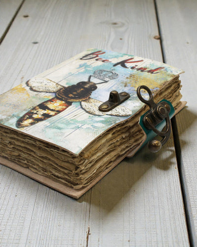 Kožený zápisník Bee Kind s rozstrapkaným okrajom (17,8x12,7 cm)