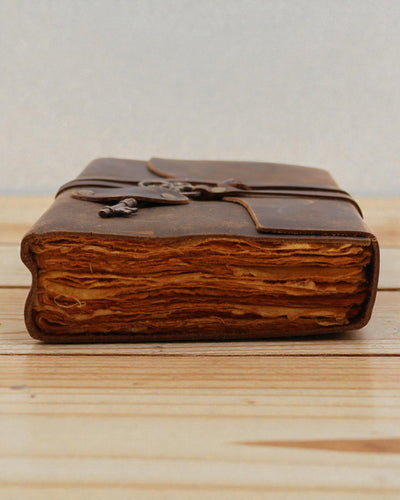 Zápisník z olejovanej kože s kľúčikom na tajomstvá – denník v retro štýle 13 × 18 cm