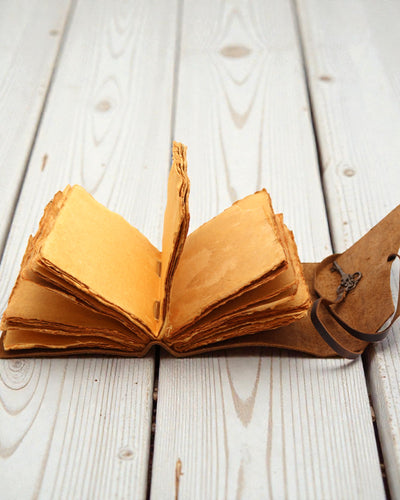 Zápisník z olejovanej kože s kľúčikom na tajomstvá – denník v retro štýle 13 × 18 cm