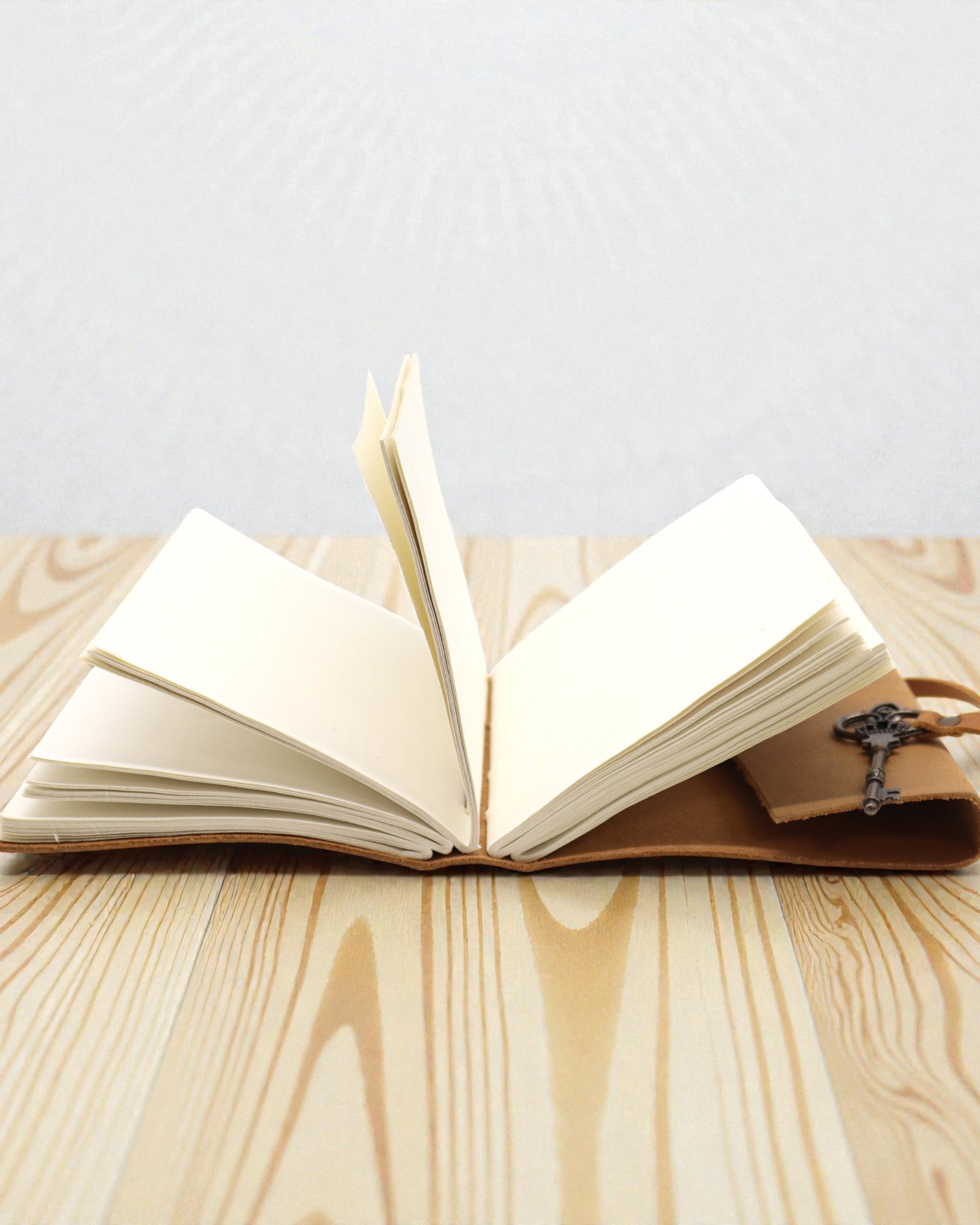 Notatnik Jasnej Olejowanej Skóry z Kluczem Solis – Vintage Journal 13 × 18 cm