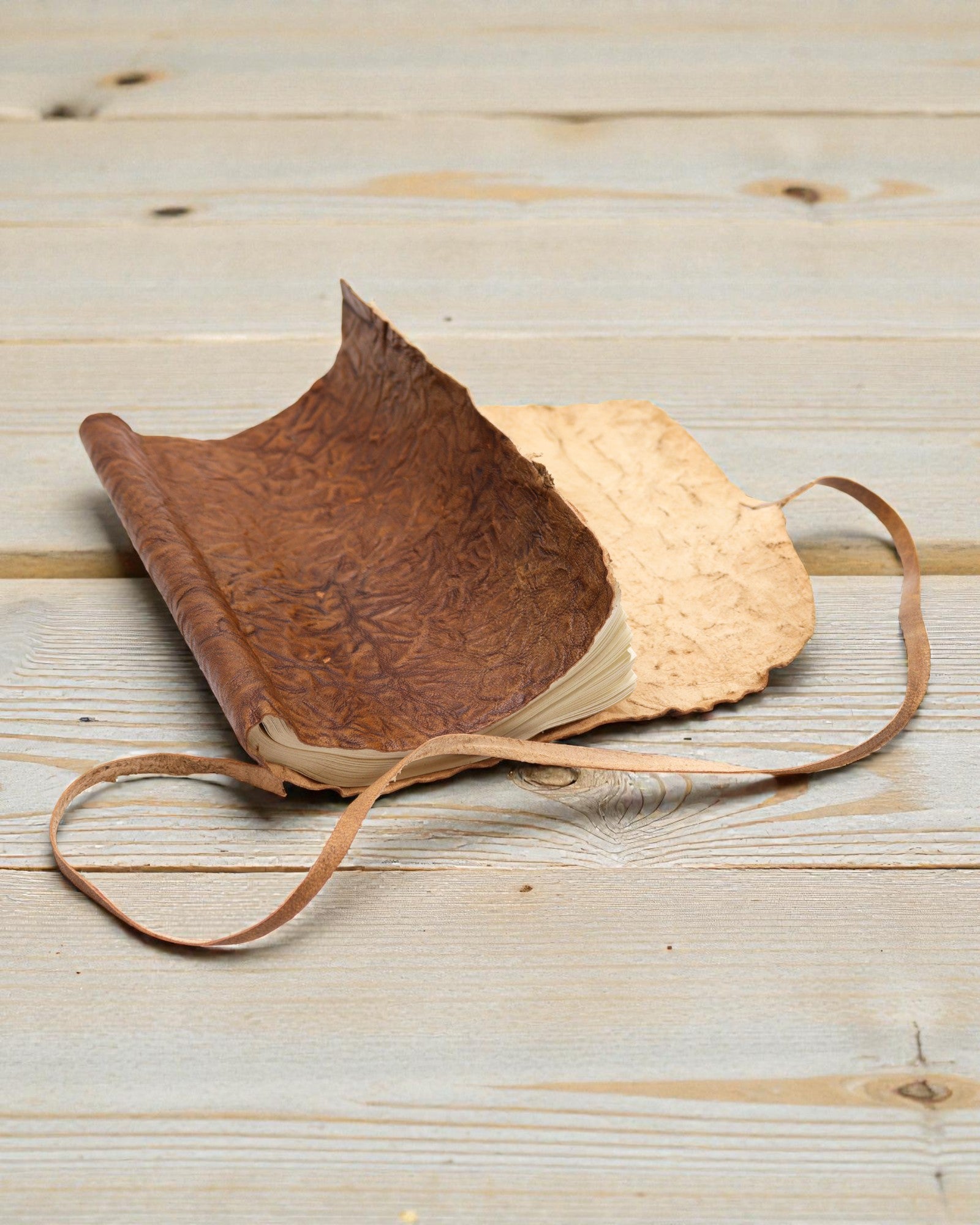 Zvinovací kožený cestovný zápisník – prírodný (21 x 15 cm)