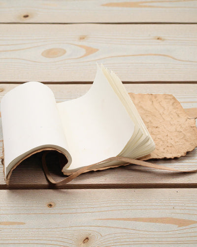 Zvinovací kožený cestovný zápisník – prírodný (21 x 15 cm)