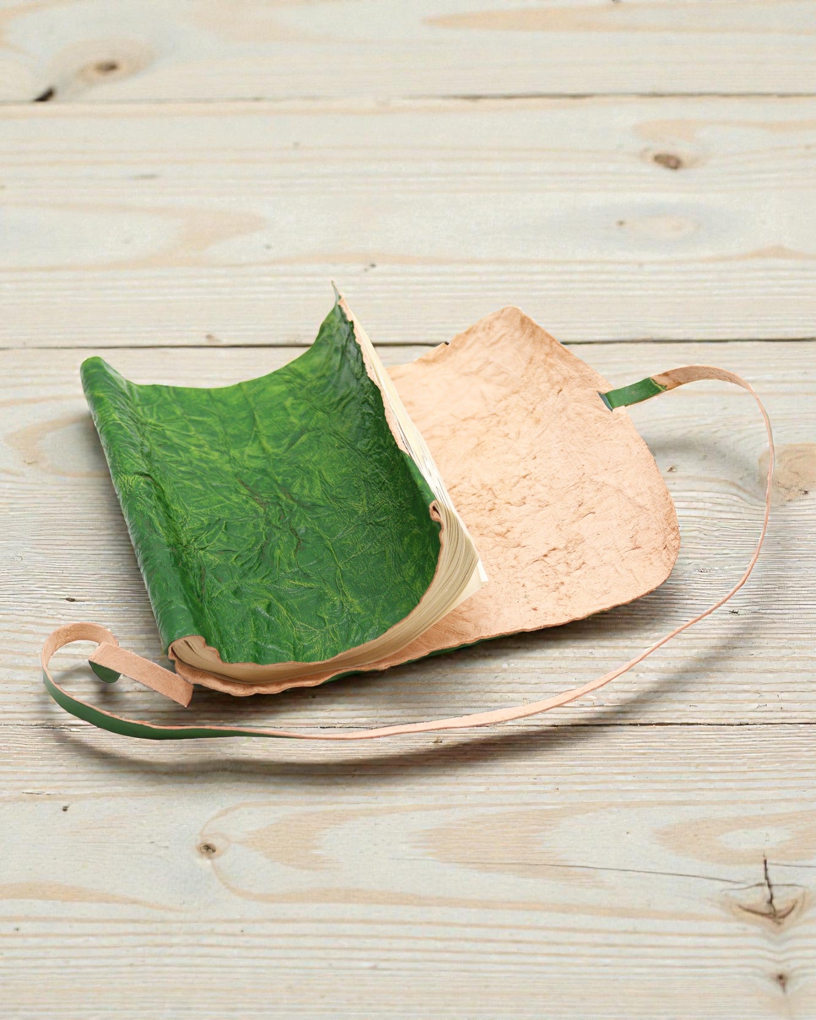 Zrolovaný kožený cestovný zápisník - 96 strán - zelený 21x15cm