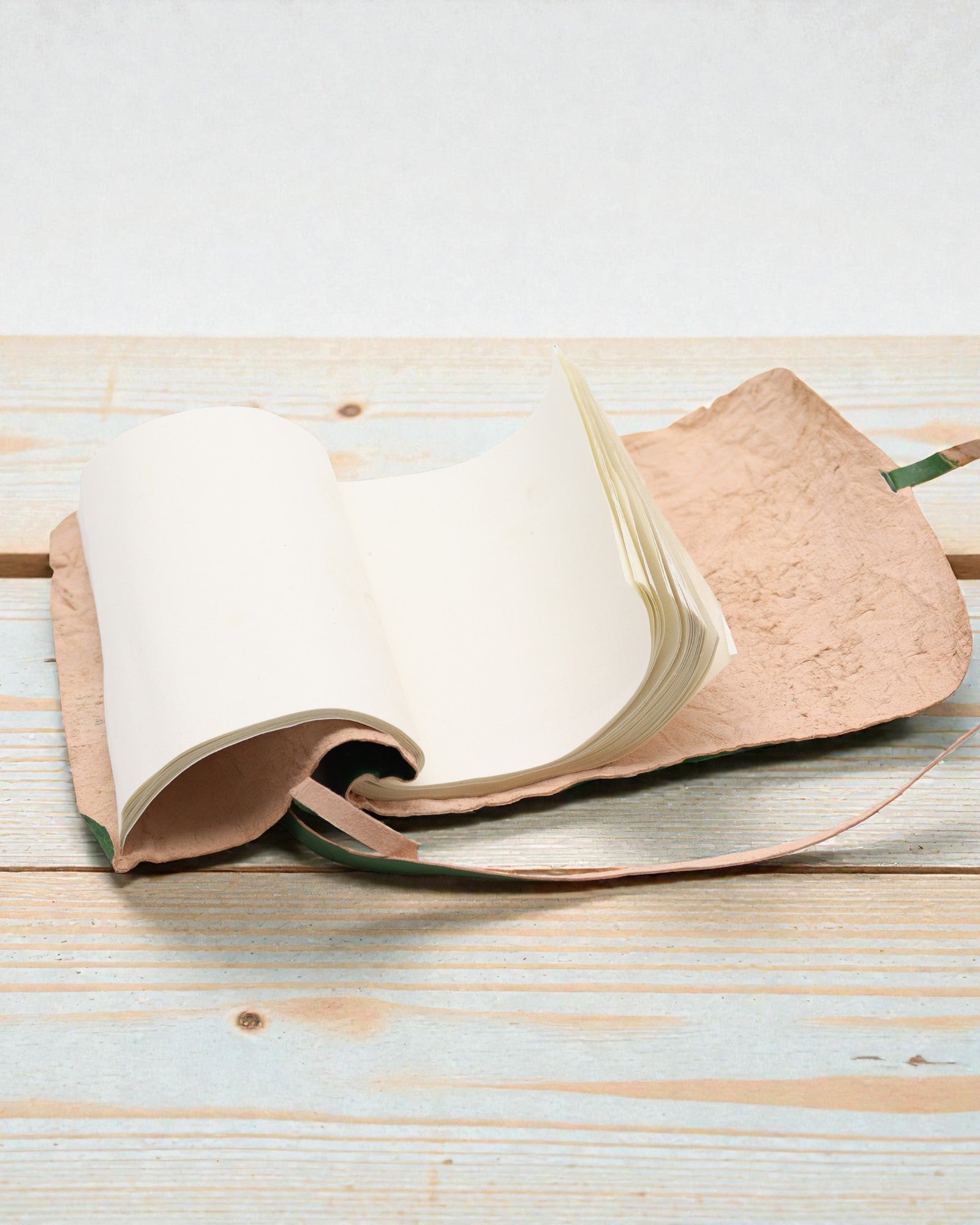 Zrolovaný kožený cestovný zápisník - 96 strán - zelený 21x15cm