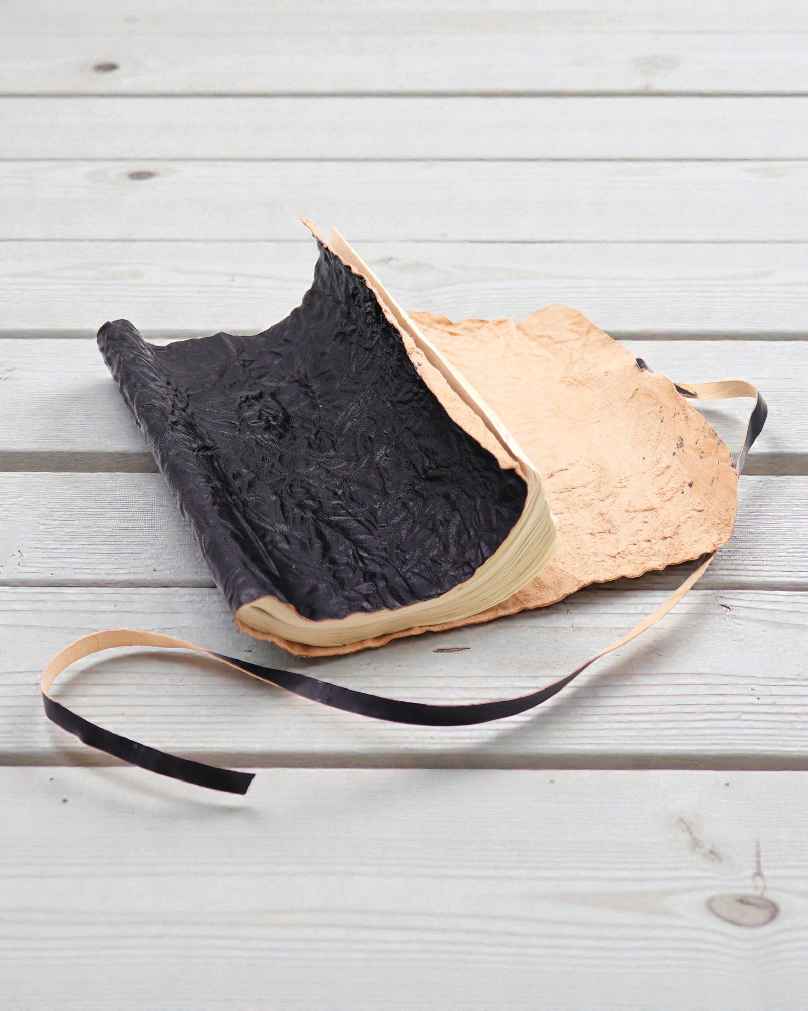 Zrolovaný kožený cestovný zápisník – 96 strán – čierny 21x15cm