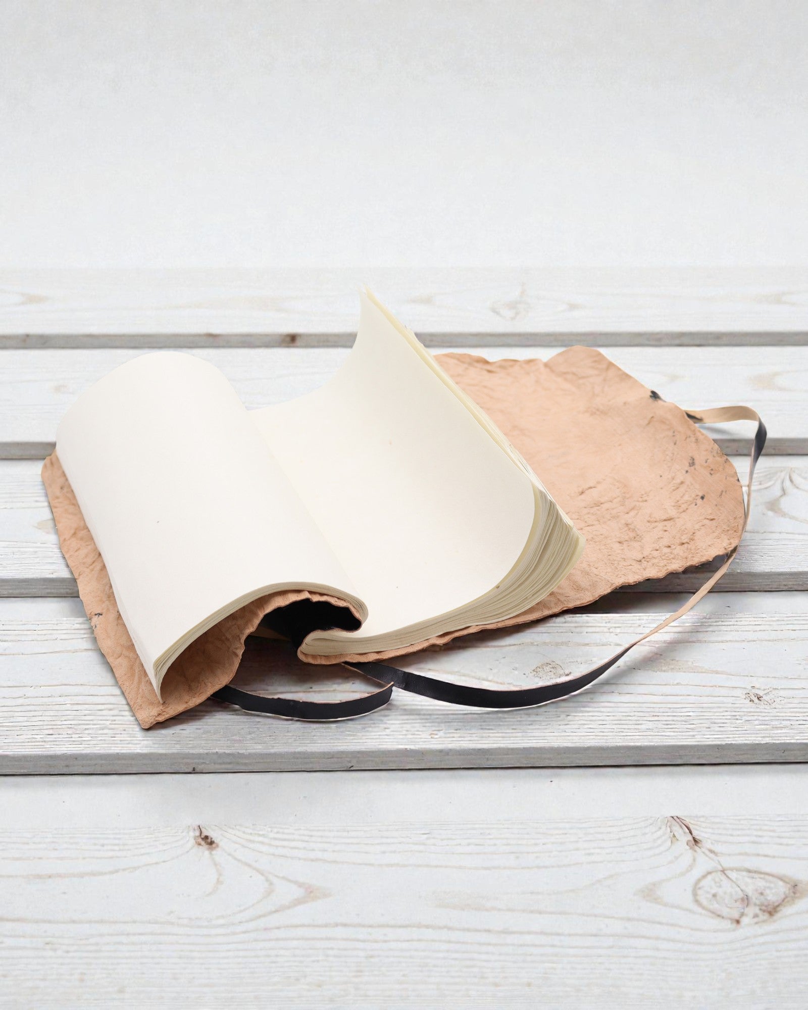 Zrolovaný kožený cestovný zápisník – 96 strán – čierny 21x15cm