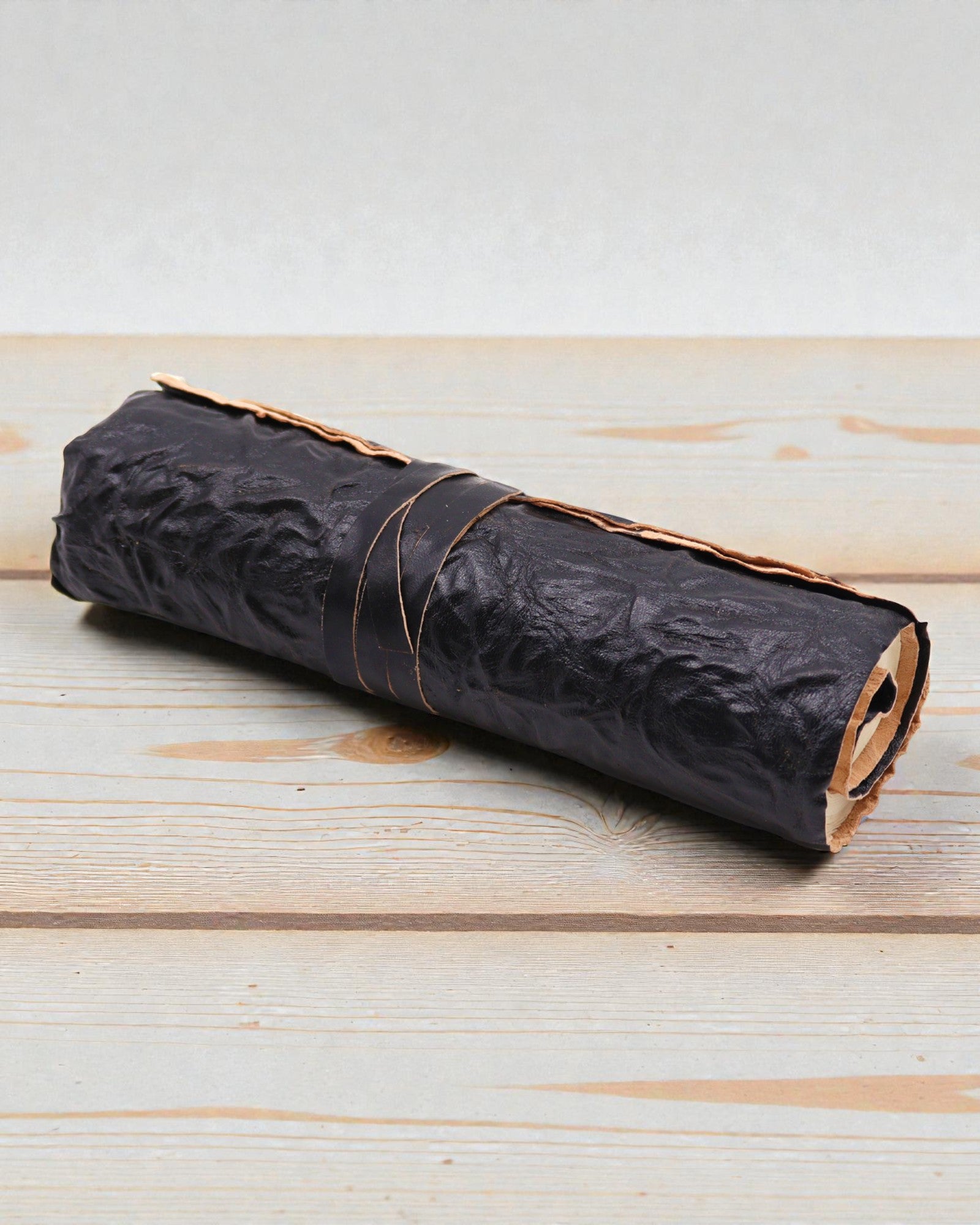 Zrolovaný kožený cestovný zápisník – 96 strán – čierny 21x15cm