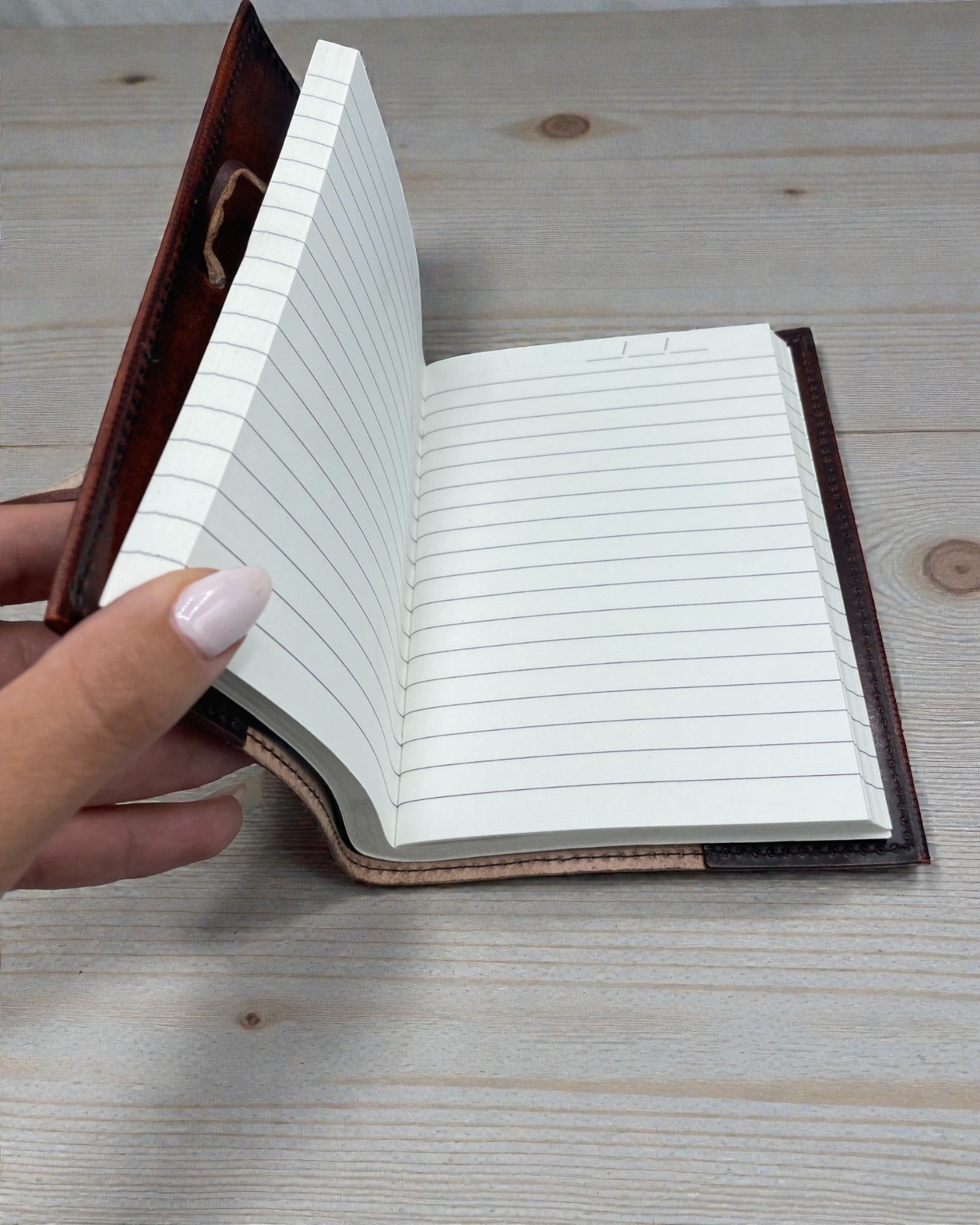 Vita Arboris – malý kožený zápisník Strom života so zeleným kameňom