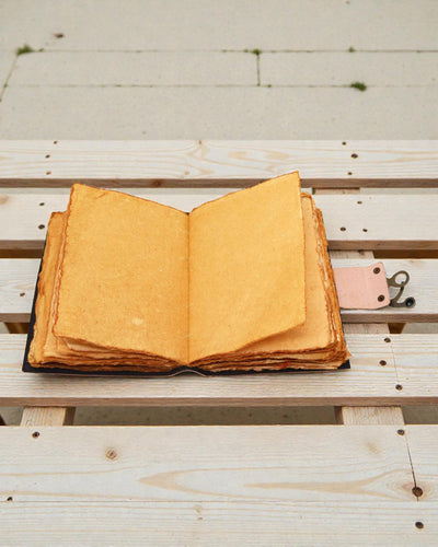 Kožený zápisník Sedem farieb čakry s trhaným okrajom (17,8x12,7 cm)