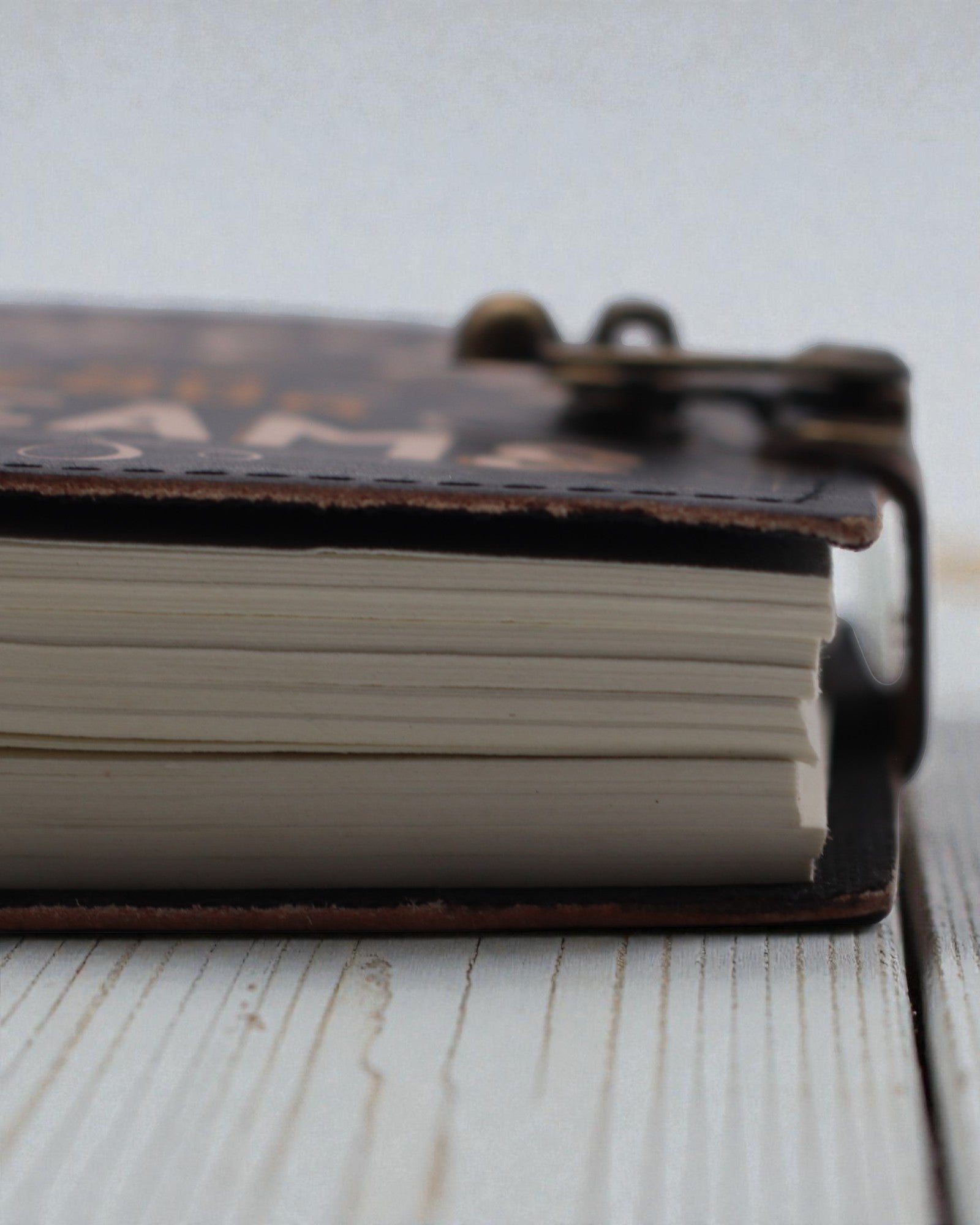 Kožený potlačený zápisník – Nikdy sa nevzdávaj svojich snov - 17.8×12.7 cm