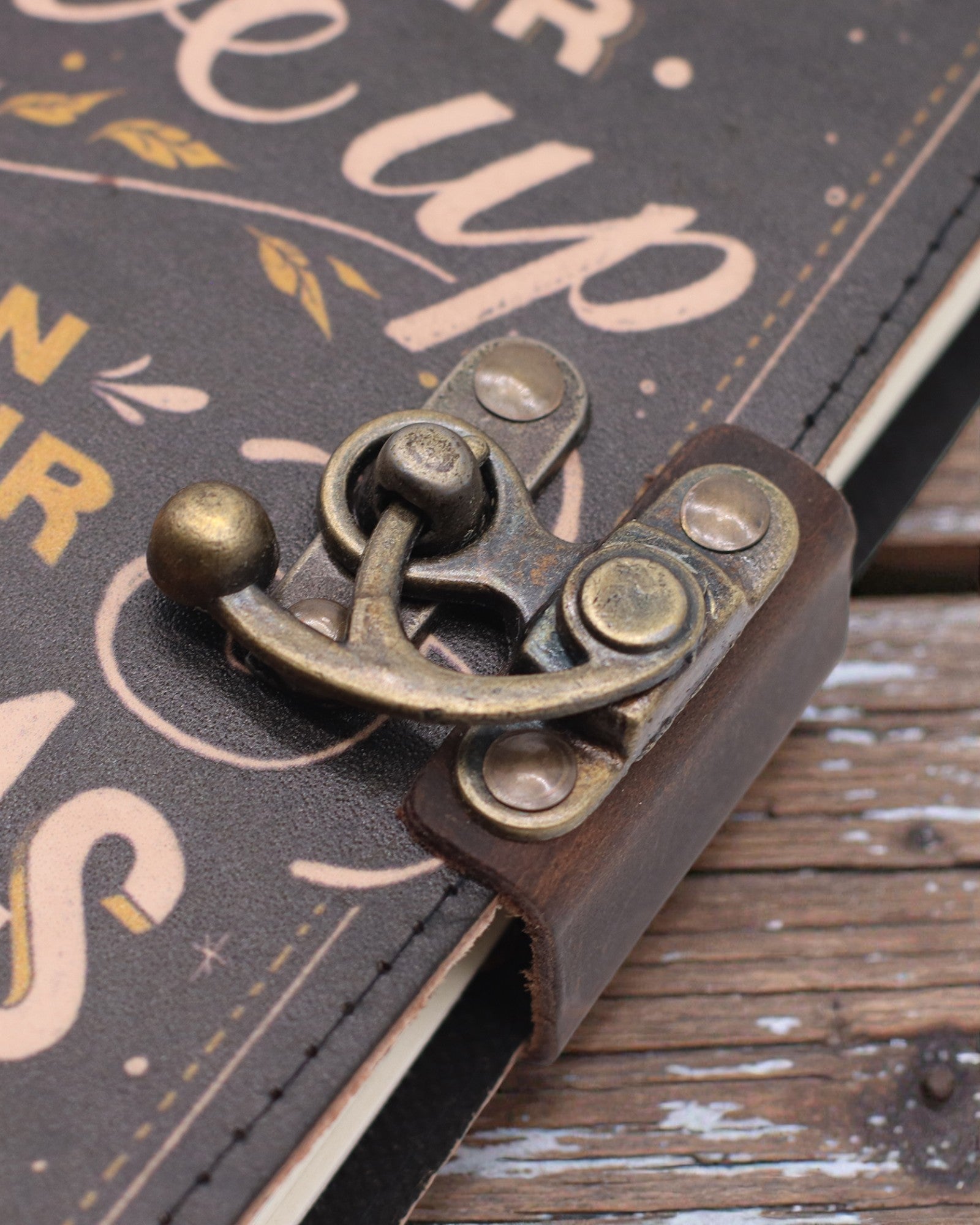 Kožený potlačený zápisník – Nikdy sa nevzdávaj svojich snov - 17.8×12.7 cm