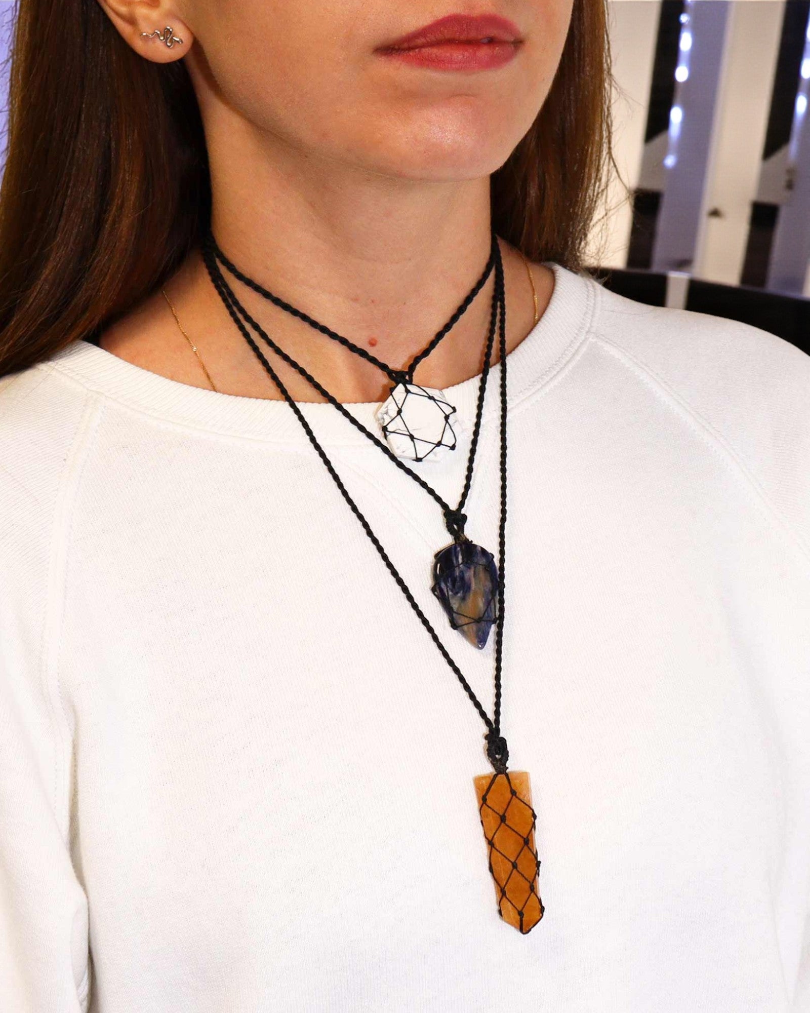 Biela rovnováha – náhrdelník makramé s bielym howlitom