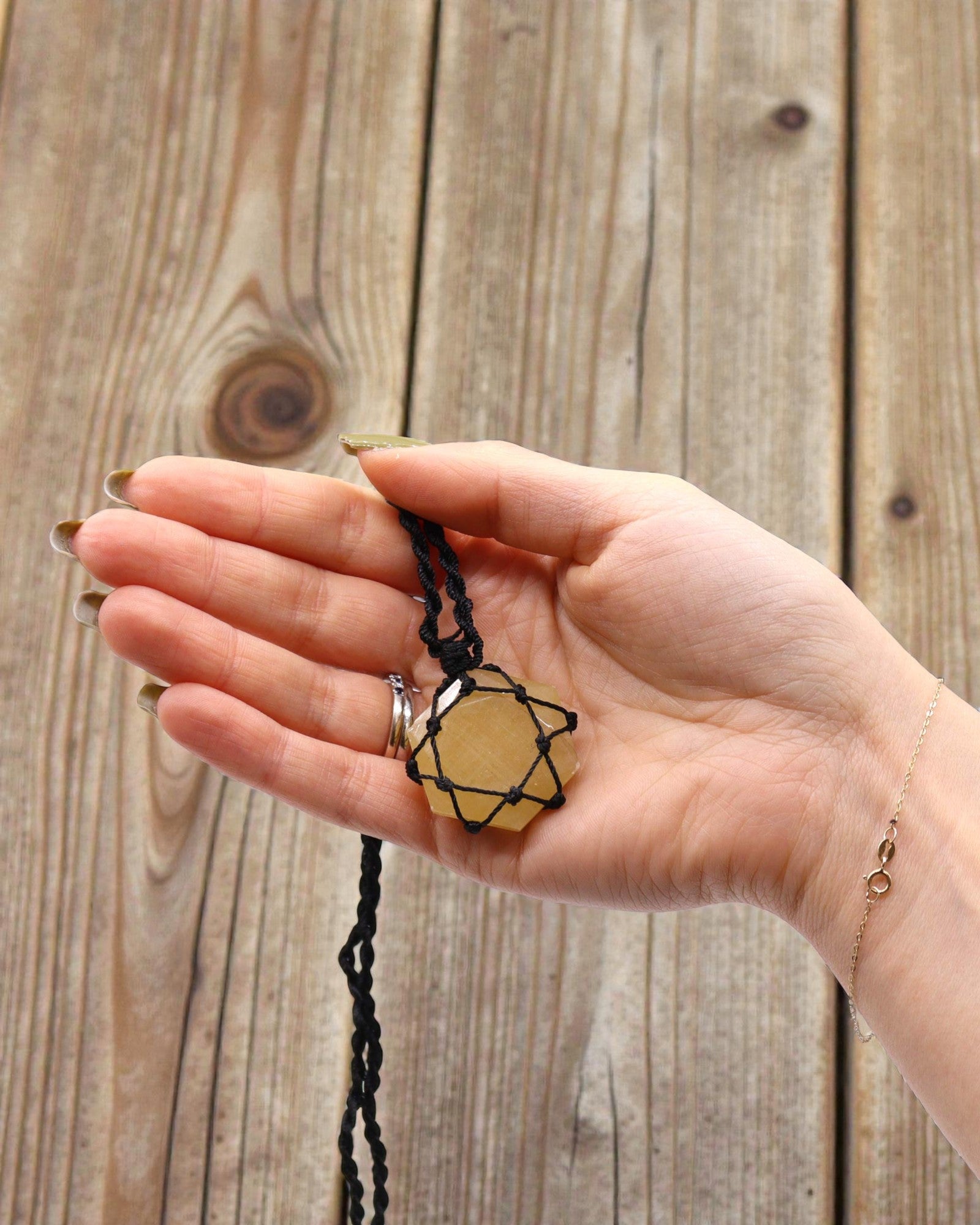 Šesťuholník slnka – náhrdelník makramé so žltým kremeňom