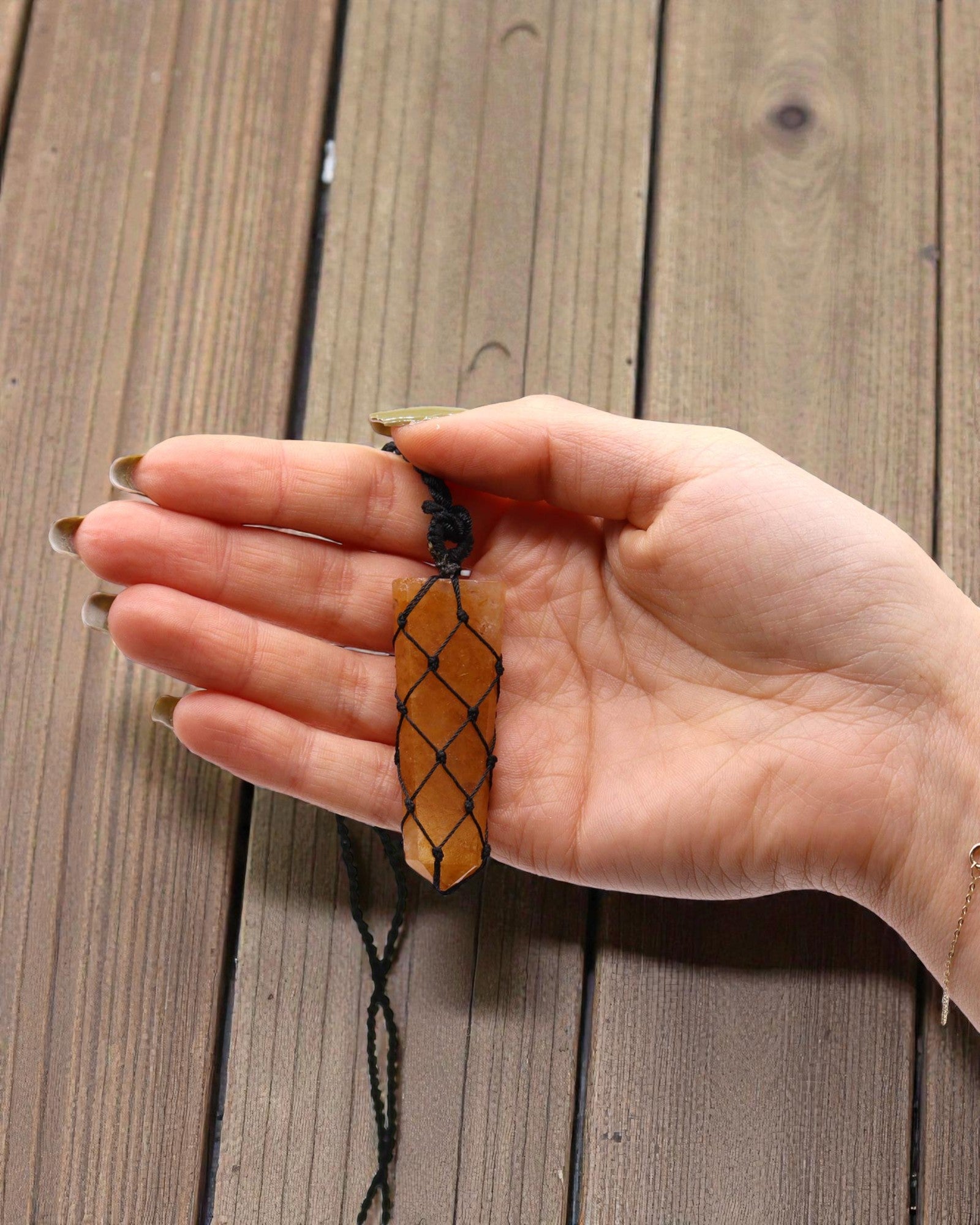 Zlatý impulz – náhrdelník makramé so zlatým hrotovým kremeňom