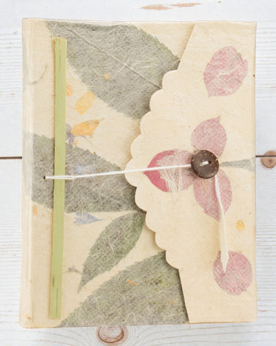 Stredný zápisník z papiera Lokta Bugenvilea (15 x 12 cm) – 45 listov