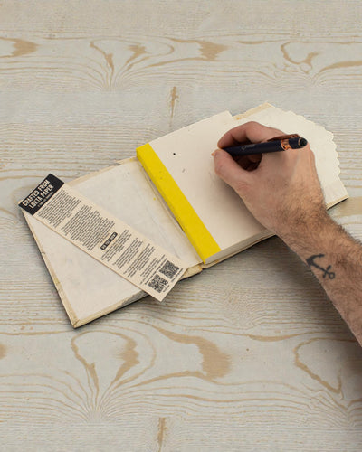 Stredný zápisník z papiera Lokta Bugenvilea (15 x 12 cm) – 45 listov