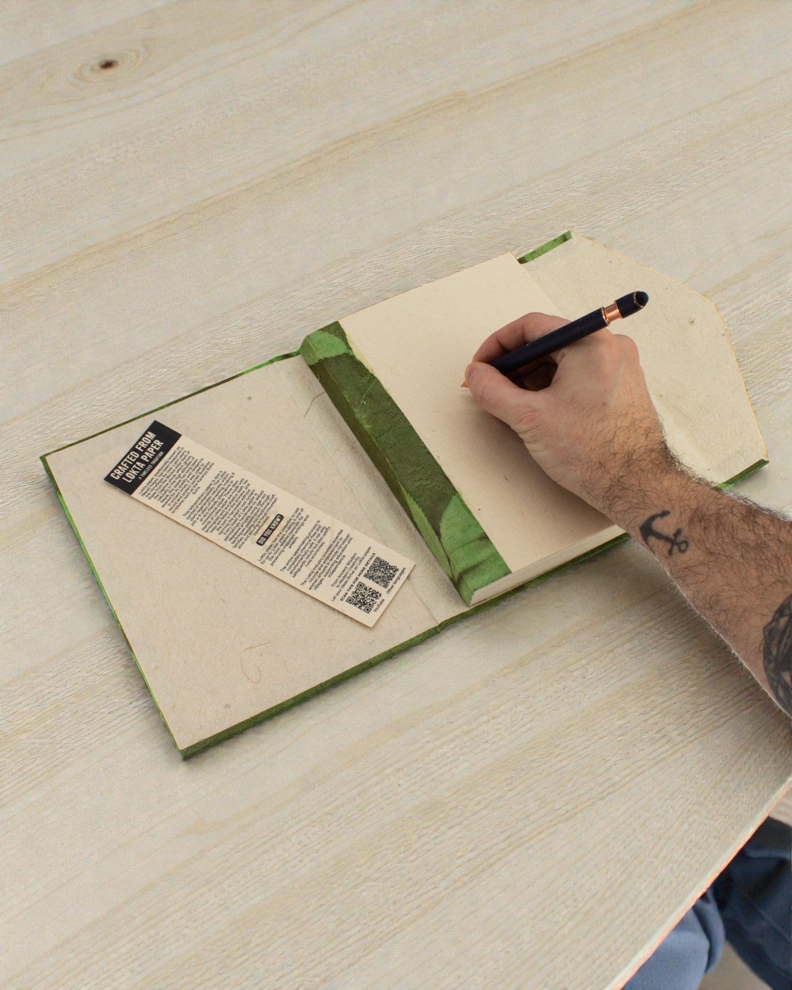 Lokta výrazný kvetinový zápisník – Veľký (21x15cm) – 45 listov – Obsahuje záložku – Machová zelená