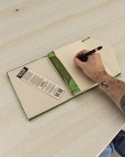 Lokta výrazný kvetinový zápisník – Veľký (21x15cm) – 45 listov – Obsahuje záložku – Machová zelená