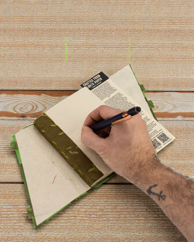 Lokta Forest Whisper z bambusowym zamknięciem – notatnik 15 × 12 cm, 45 kartek, Leśna Zieleń