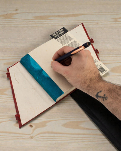 Stredný zápisník Lokta Odvážne kvety – rubínový (45 listov, 15 x 12 cm)