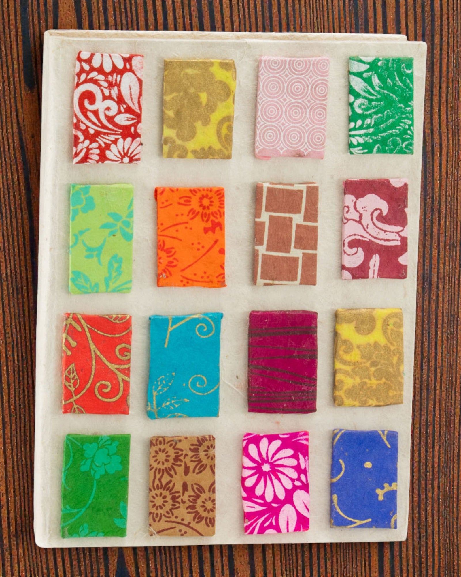 Farebné dlaždice Harmónia – stredný zápisník Lokta s motívom mini kachličiek 15 × 12 cm, 45 listov