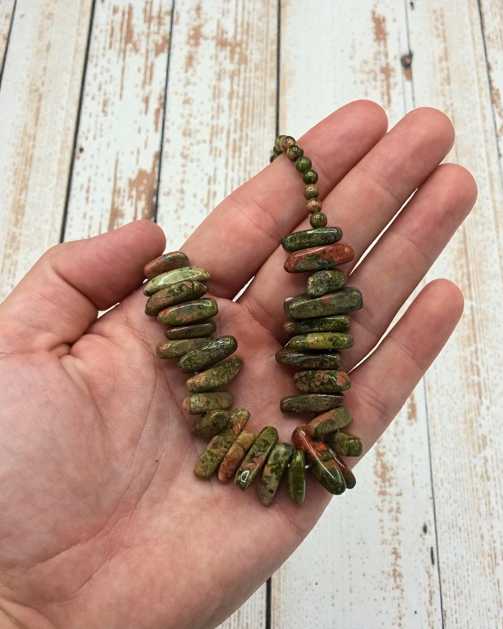 Lesná harmónia – náhrdelník z dlhých kameňov z machového achátu