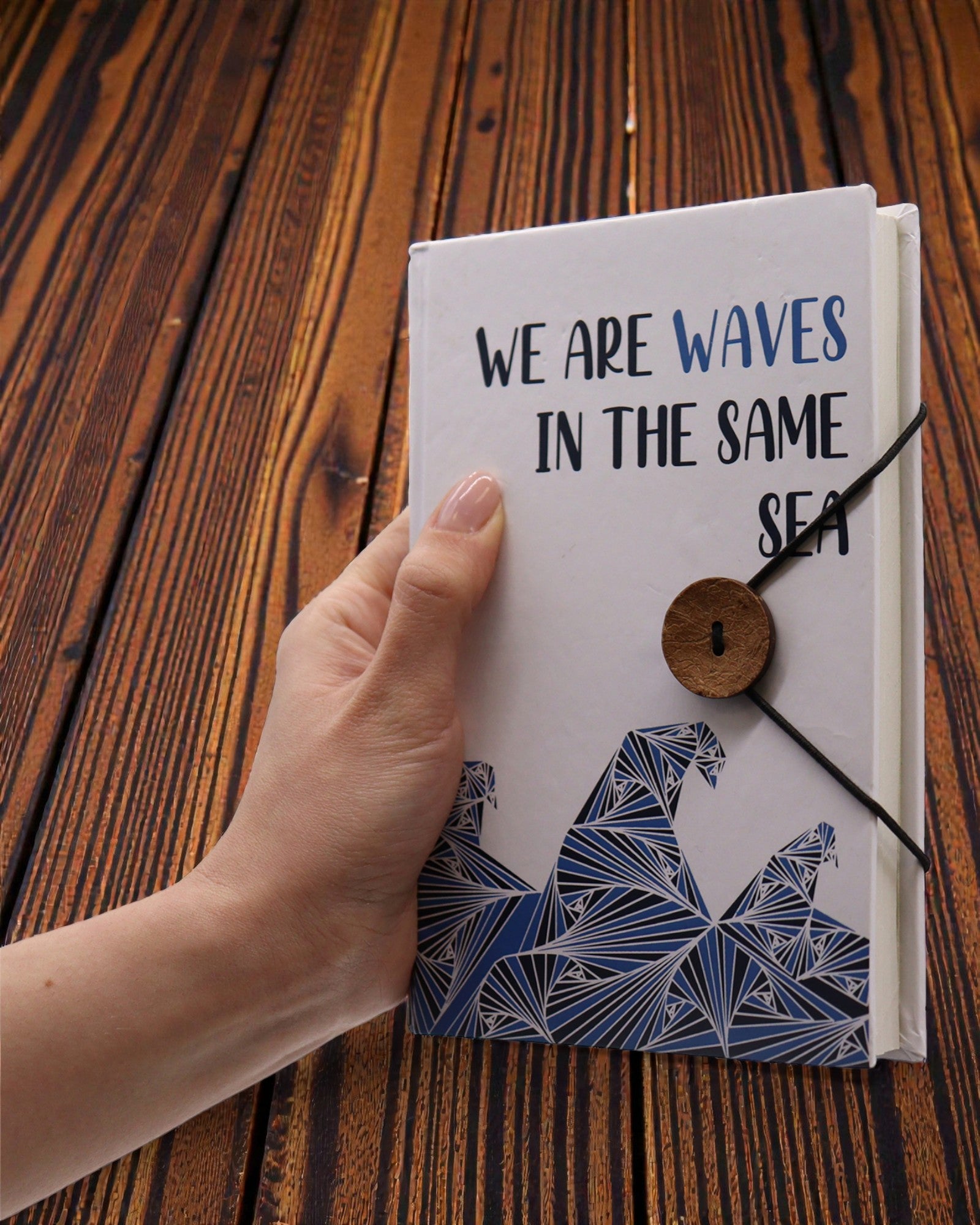 Leaves Together – malý zápisník s remienkom a kokosovým gombíkom 18 × 12,5 cm, 200 strán