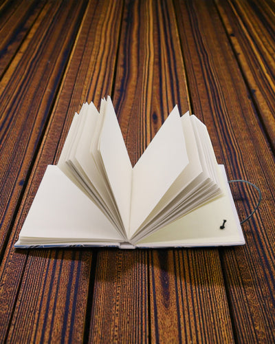 Waves Together – malý zápisník s remienkom a kokosovým gombíkom 18 × 12,5 cm, 200 strán