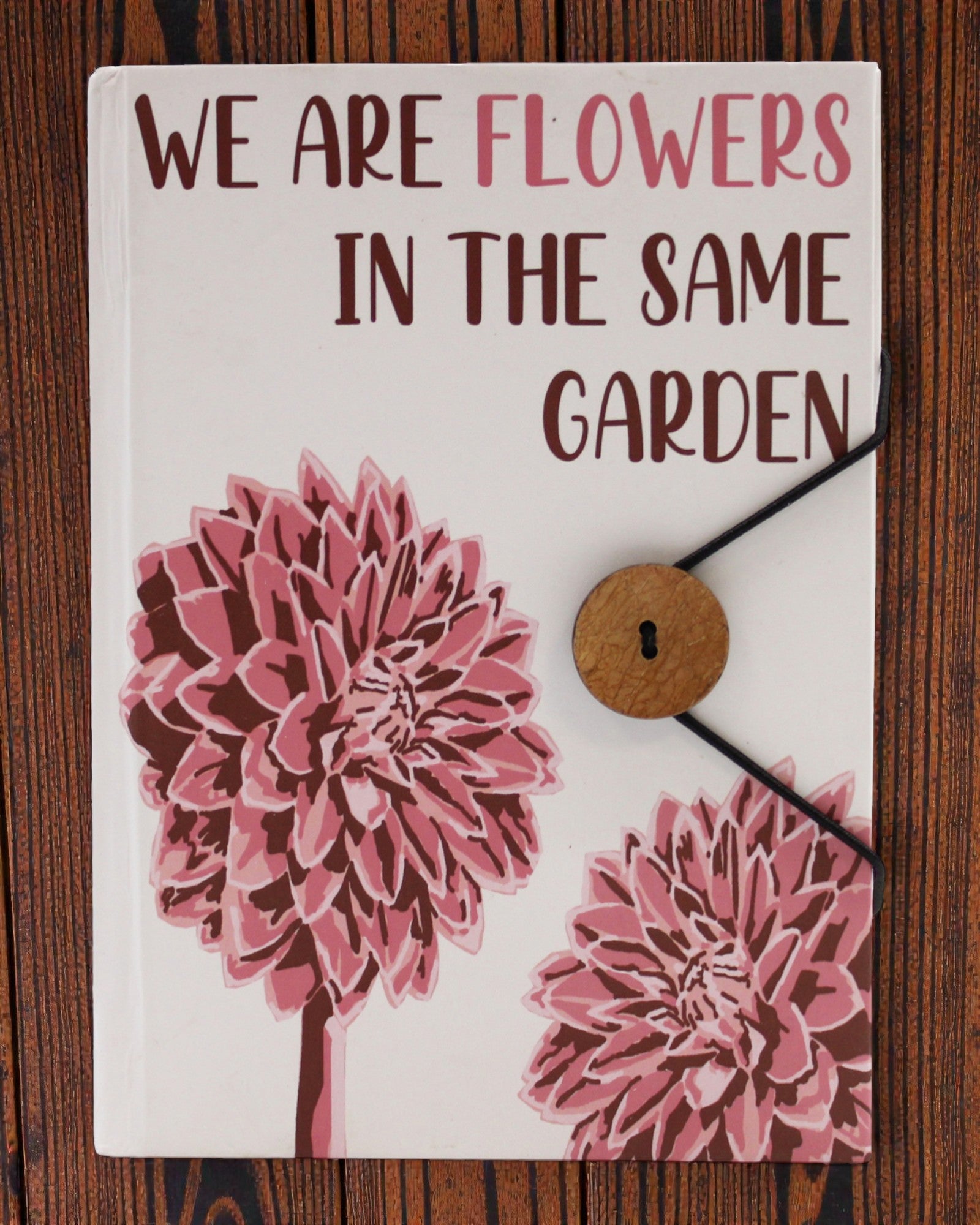 Flowers Together – mały notatnik z paskiem i guzikiem kokosowym 18 × 12,5 cm, 200 stron