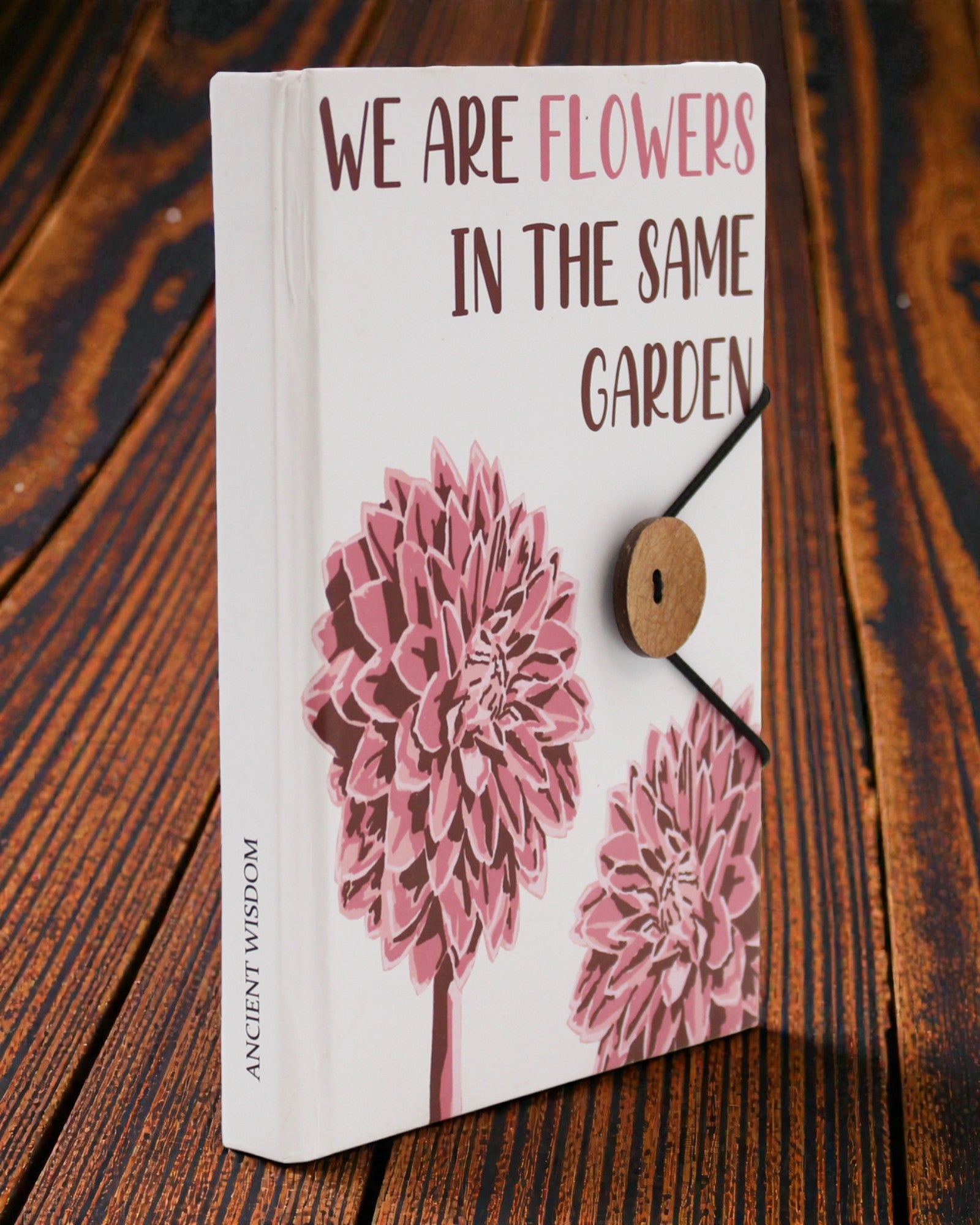 Flowers Together – mały notatnik z paskiem i guzikiem kokosowym 18 × 12,5 cm, 200 stron