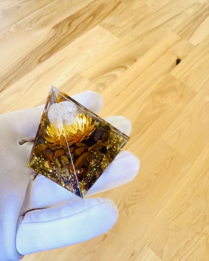 Pyramída Krištáľovej Prosperity Šťastnej Krištáľovej Gule, Kameňa Tigrieho Oka, Medeného Lotosu