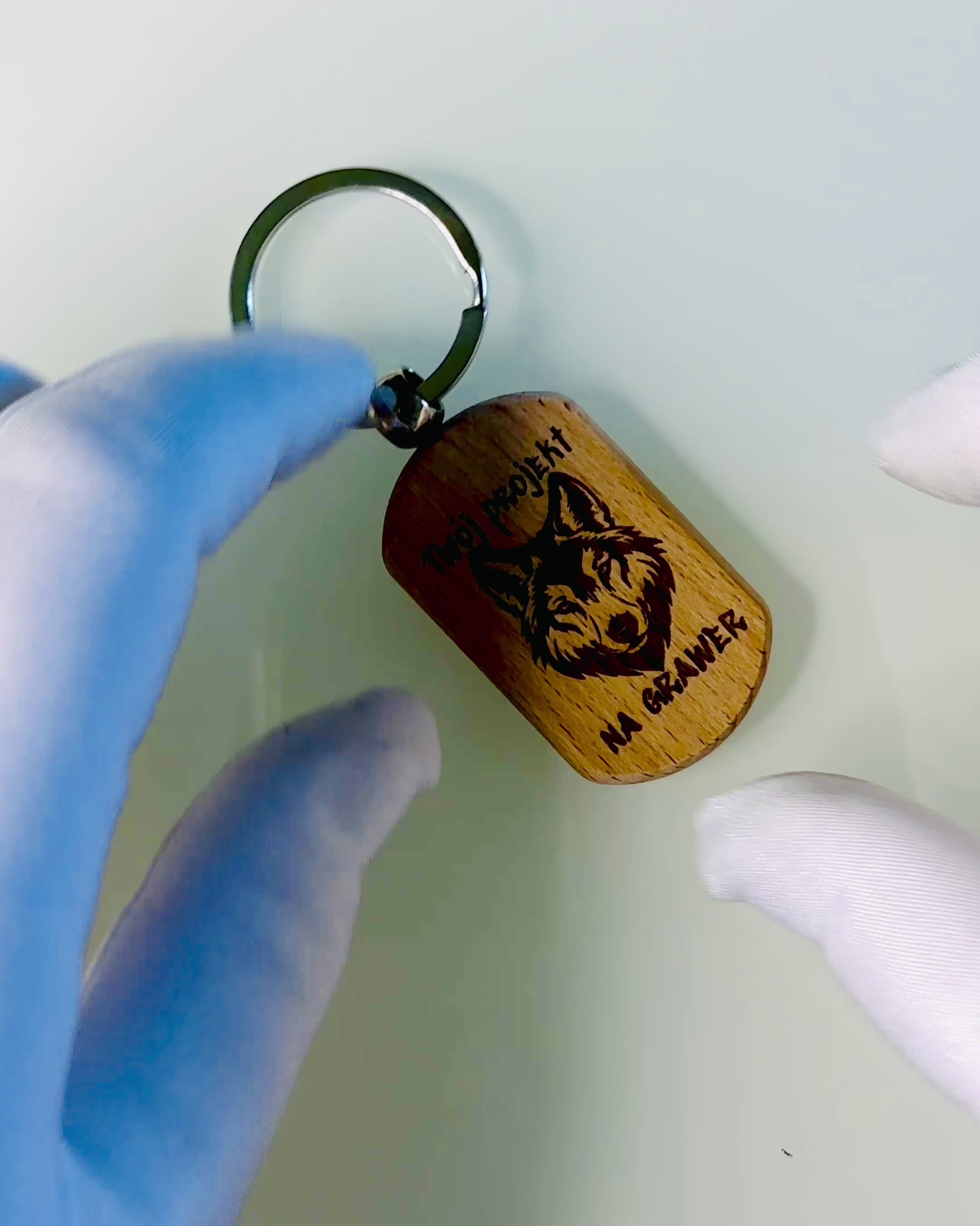 Elegantný drevený prívesok s možnosťou personalizácie gravírovaním – Ideálny ako darček
