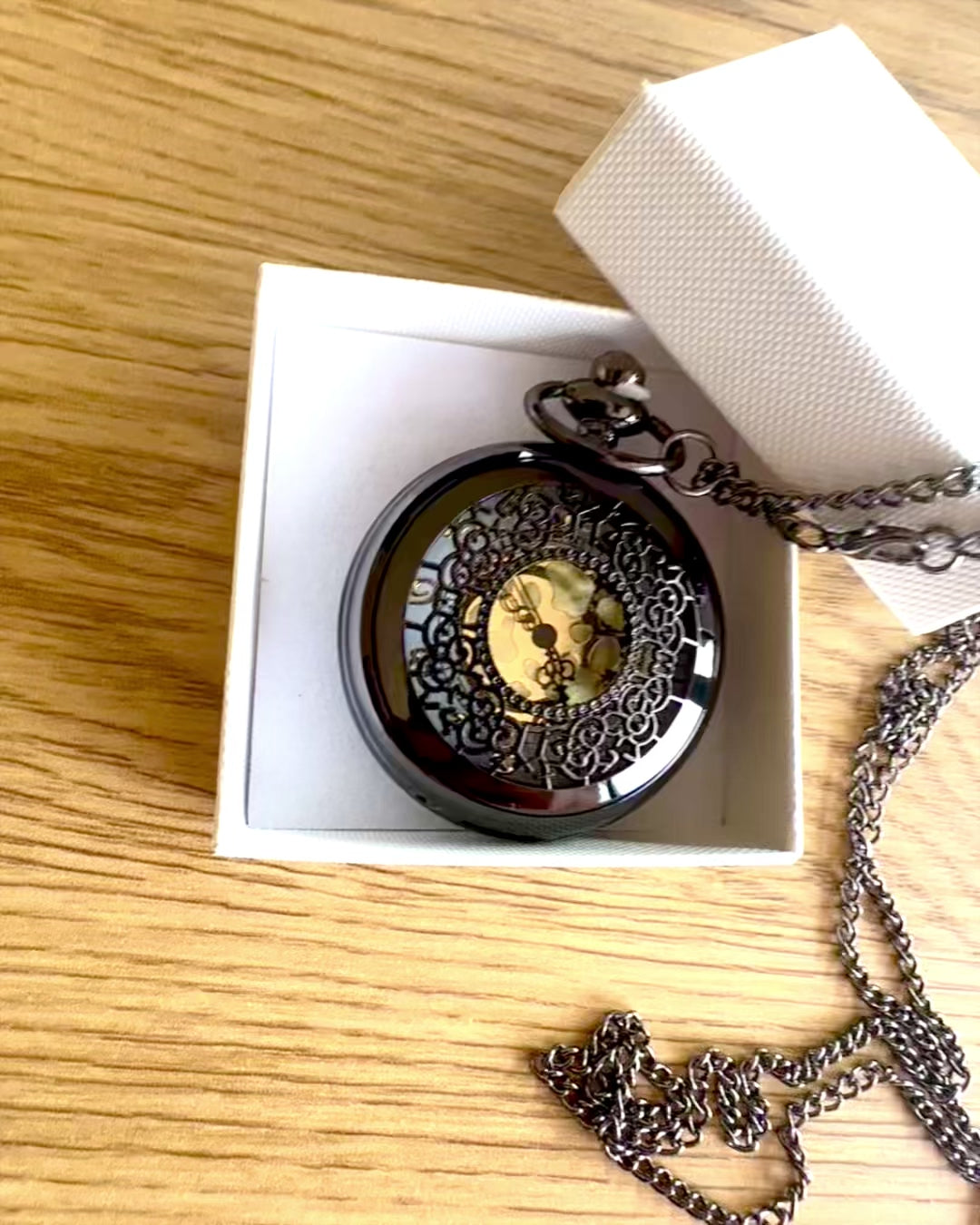 Čierne vreckové hodinky „Midnight Elegance“, personalizácia na darček gravírovaním