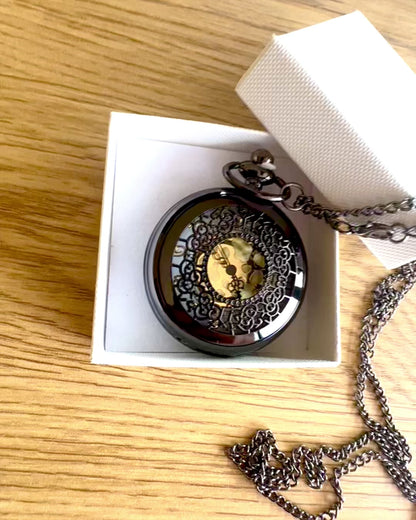 Čierne vreckové hodinky „Midnight Elegance“, personalizácia na darček gravírovaním