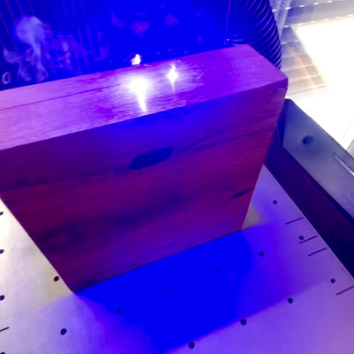 Elegantné piškvorky v škatuľke so skleneným vrchnákom s možnosťou personalizácie gravírovaním - luxusná súprava z dreva a mosadze, ideálna ako darček pre učiteľov a riaditeľov - rozmery 12,5 x 12,5 x 2,5 cm
