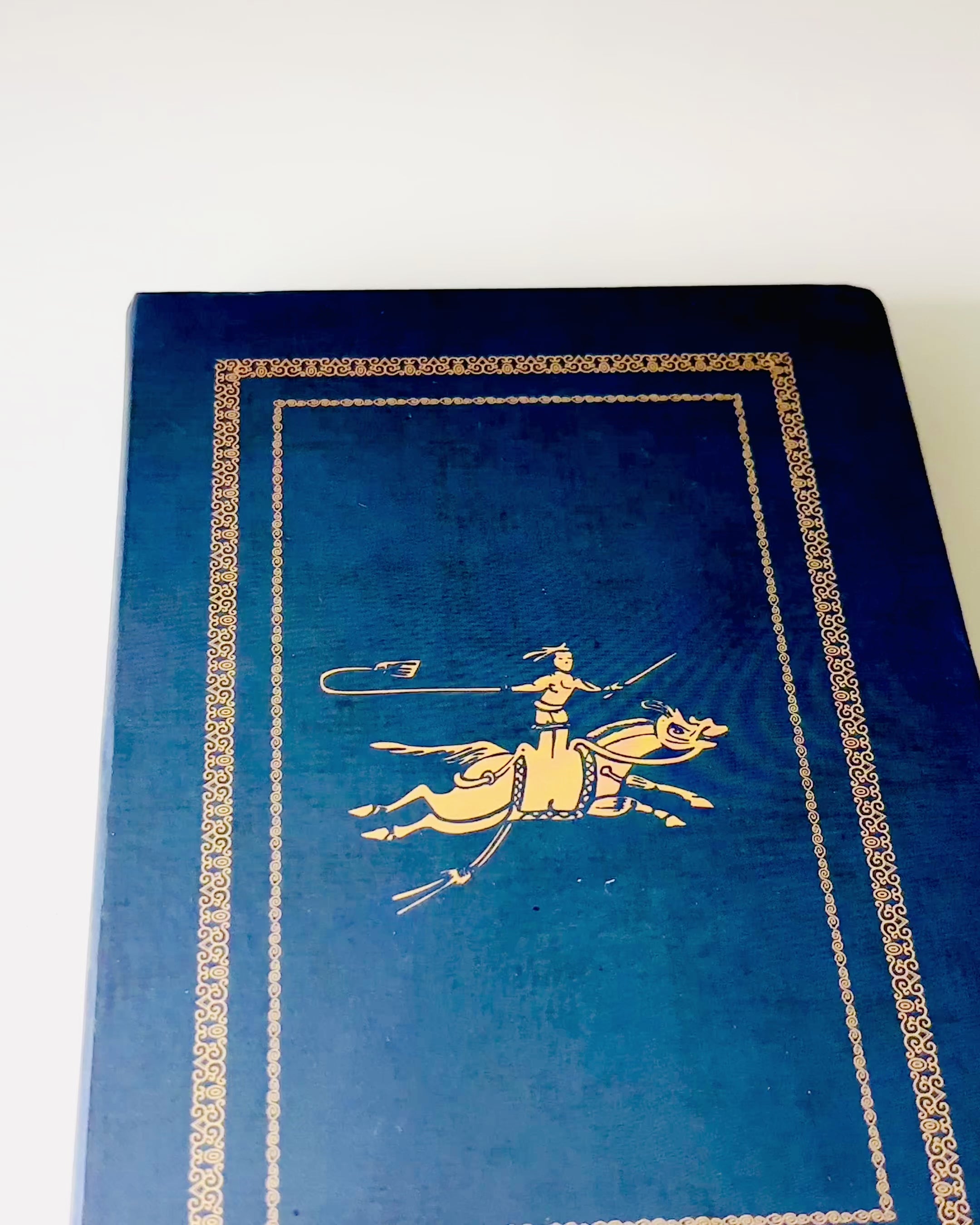 Klasický zápisník v tvrdej väzbe s motívom vlneného svetra - Modrý. Možnosť gravírovania