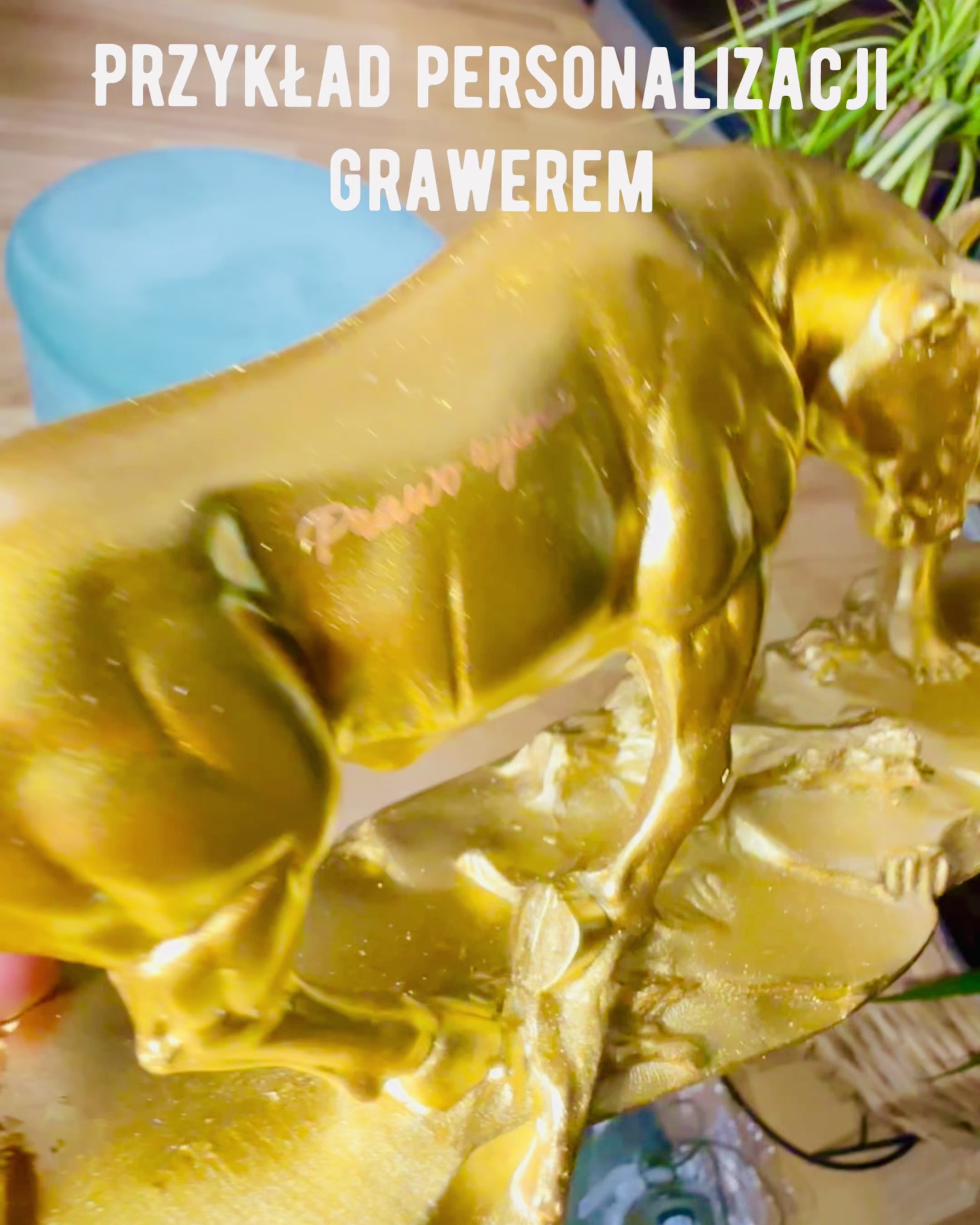 Duel Mocarzy - Dekoratívna Socha Býk a Medveď - možnosť personalizácie gravírovaním - zlatá farba