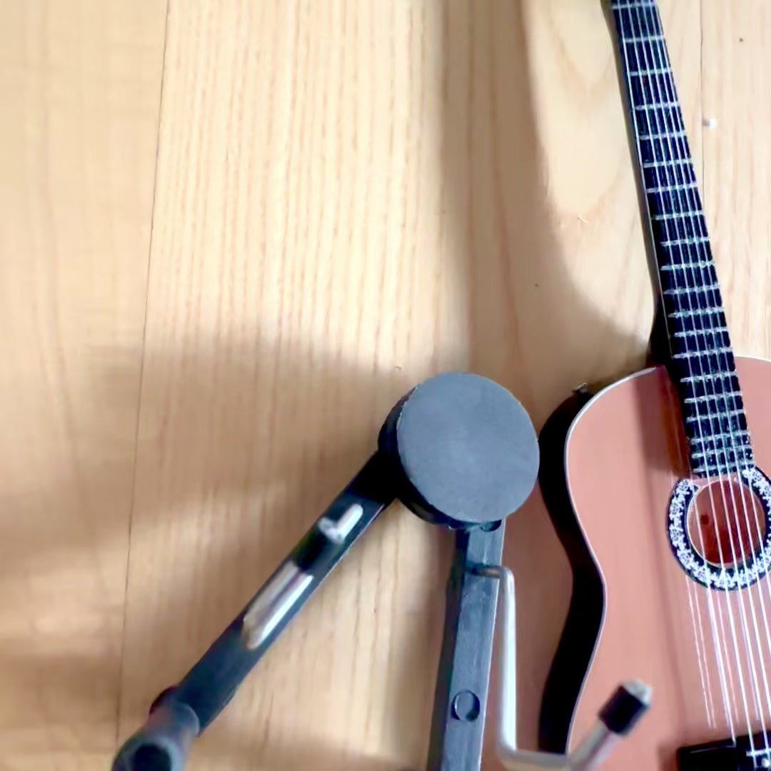 Mini Gitara Klasyczna z Grawerem - Drewniana Dekoracja Mahoniowa 25 cm