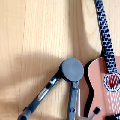 Mini Gitara Klasyczna z Grawerem - Drewniana Dekoracja Mahoniowa 25 cm