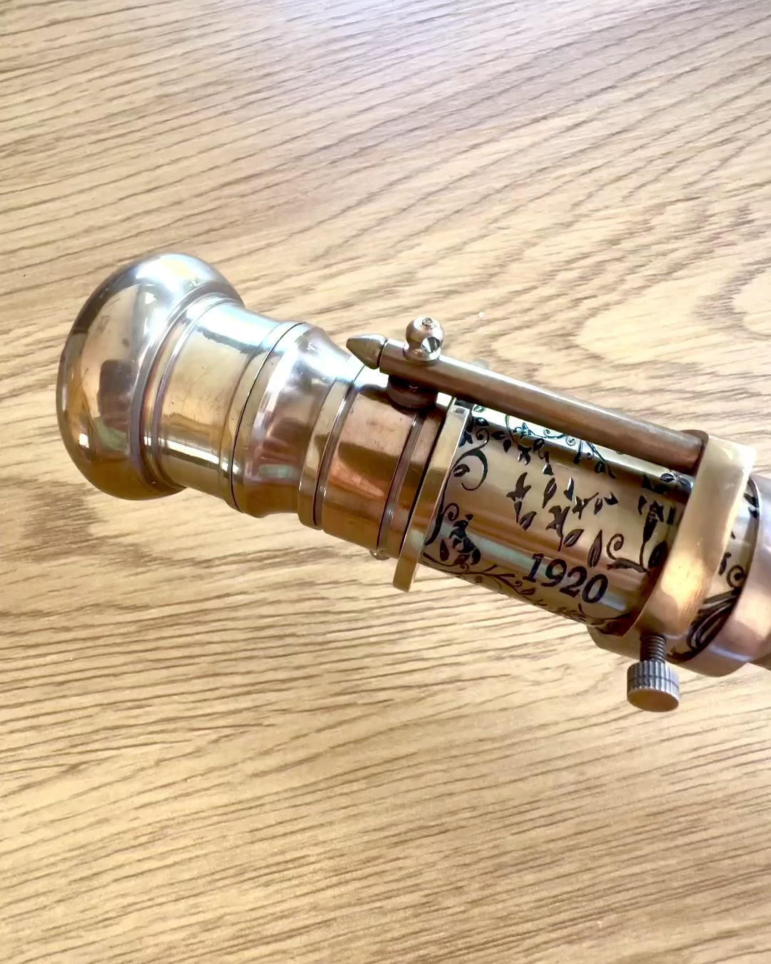 Palica Navigátor 2.0 s kompasom a skrytým ďalekohľadom, možnosť personalizácie gravírovaním ako darček