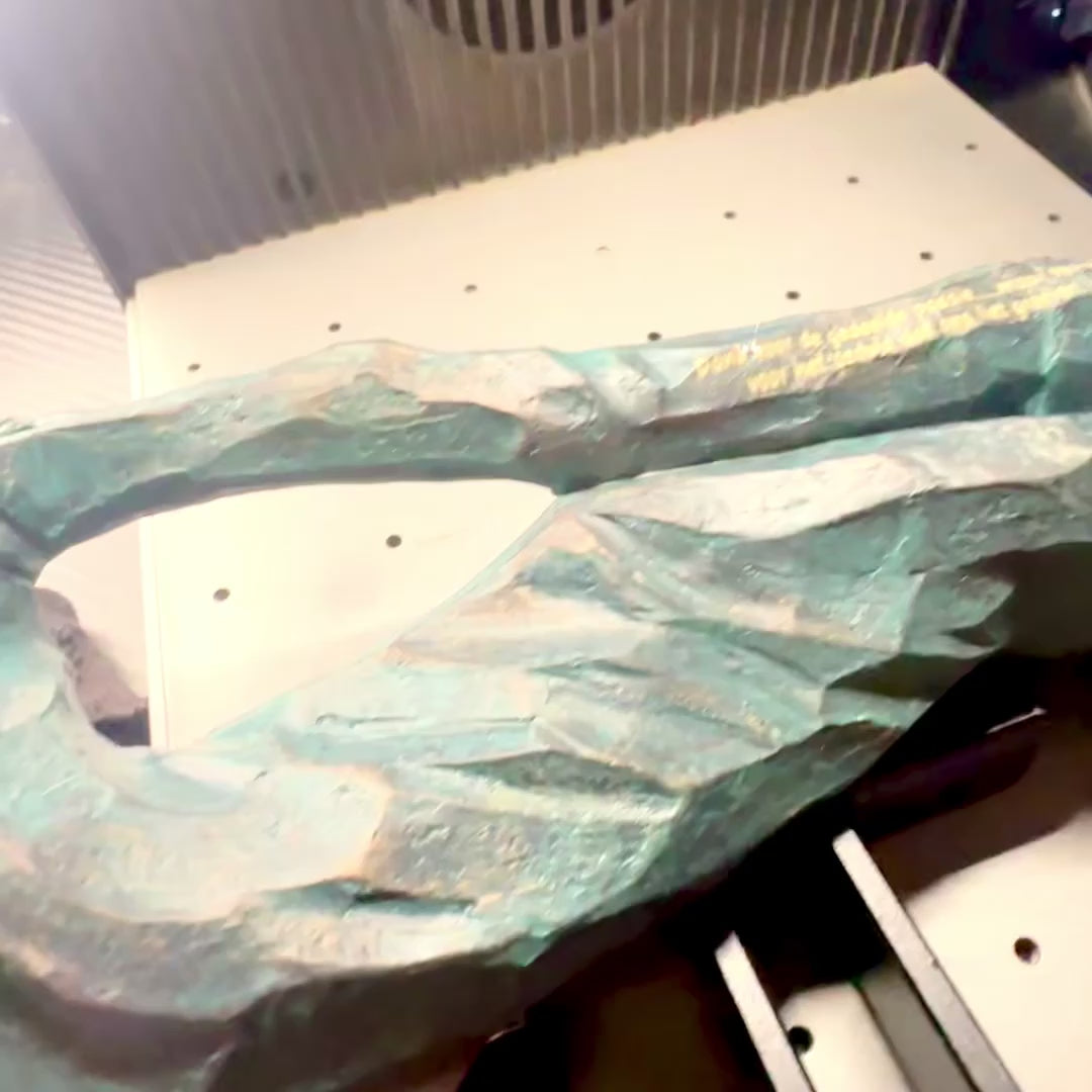 Dekoratívna figúrka Tancujúci pár s gravírovaním – romantický darček na svadbu alebo výročie – výška 28 cm, vyrobená z polyresinu, elegantný dizajn v sýtej farebnosti