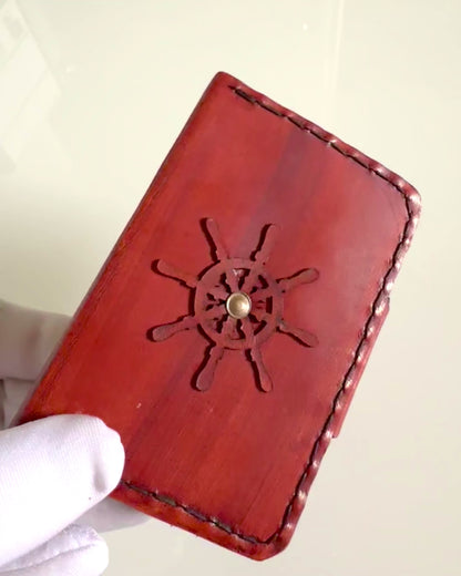 "Komandorskie Etui" – Ručne Vyrobené Puzdro na Vreckové Hodinky alebo Kompas s Možnosťou Personalizácie