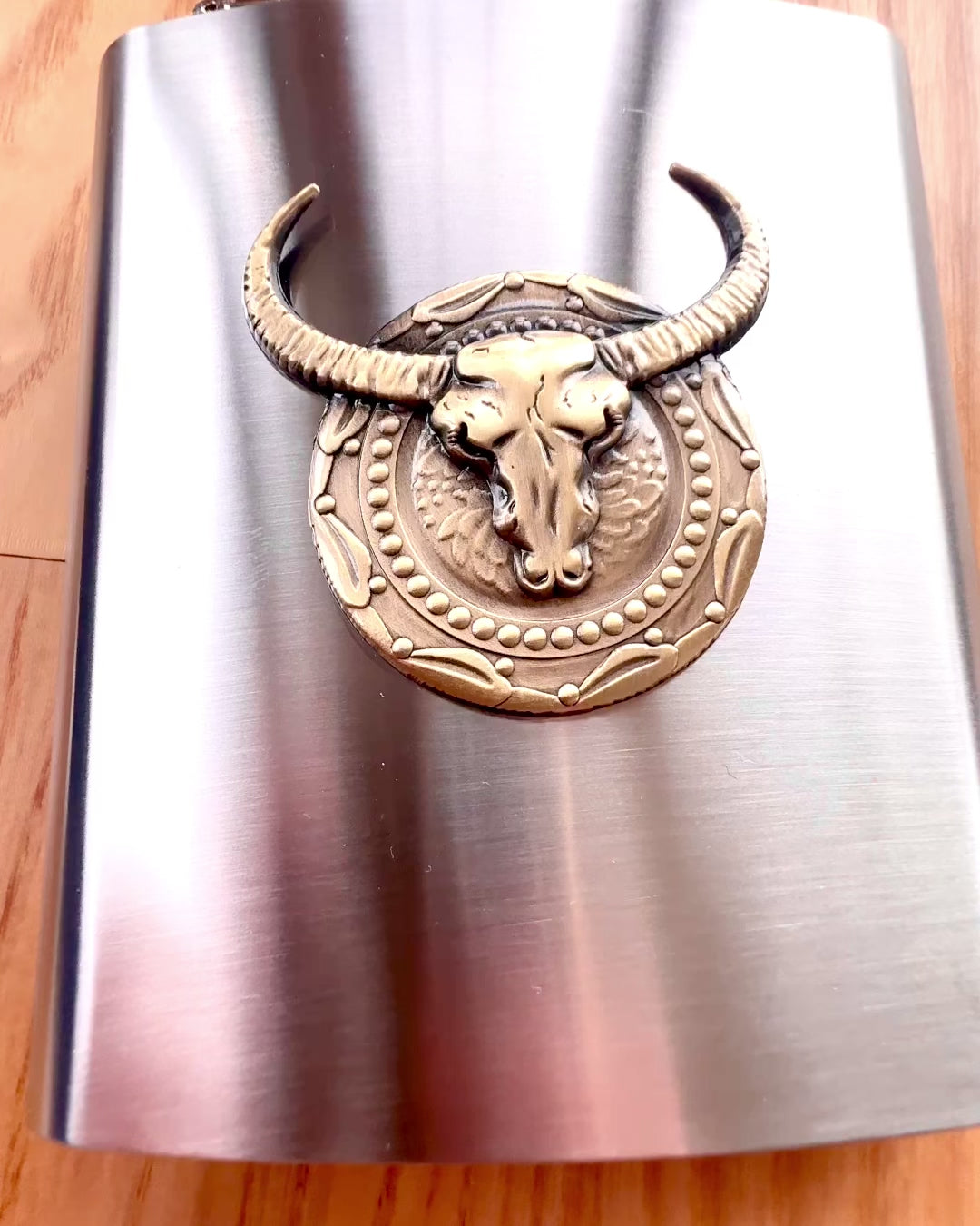 Bizon Flask – Štýlová ploskačka s motívom bizóna - možnosť personalizácie gravírovaním na darček