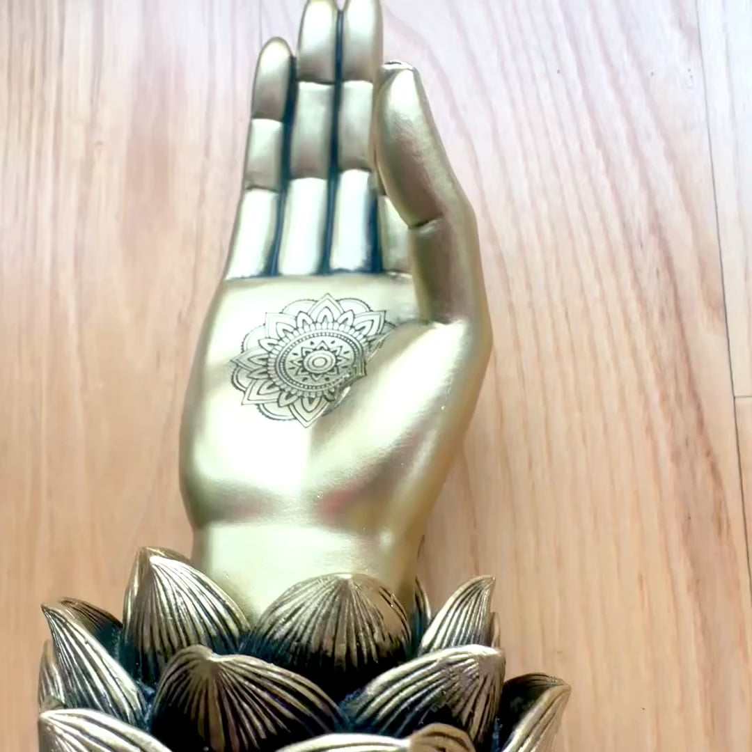Zlatá figúrka Ruka Budhu Mudra OM s gravírovaním - elegantná dekorácia ako darček - lotosový kvet, 21cm, polyresin, štýl glamour